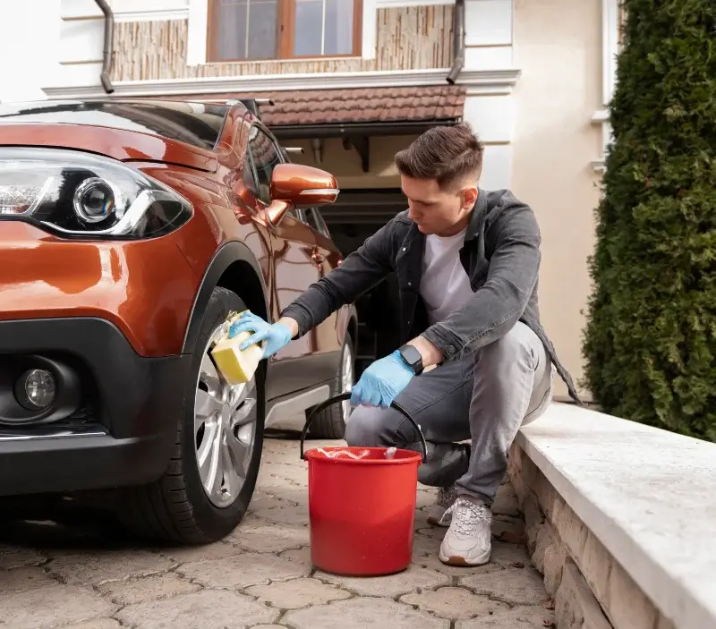 Lavage auto à domicile Le Haut Soultzbach : professionnel intervenant sur un véhicule